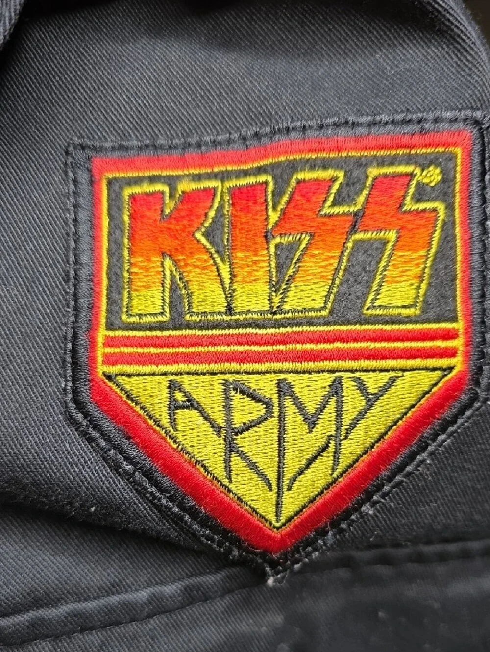 766. Official KISS Army Embroidered Black Button Up Men's XL Vintage (R1)